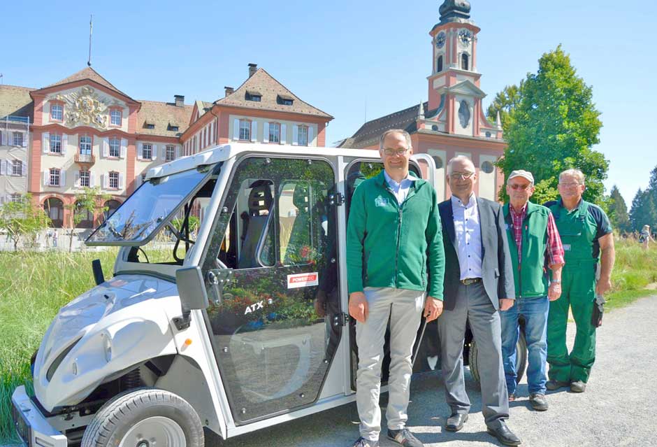 Übergabe des ALKE E-Mobils vor Schloss Mainau (v.l.): Markus Zeiler (Gartendirektor Insel Mainau), Oliver Weber (Geschäftsführer POWERTEC E-Mobility), Markus Vonderstraß (Leiter Referat Parkpflege Insel Mainau), Heinz Jülicher (Gärtnermeister Insel Mainau) Fotonachweis: Insel Mainau/Tobias Mayer (tom)
