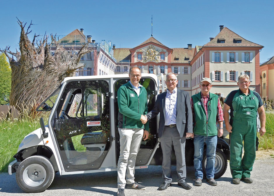 Übergabe des ALKE E-Mobils vor Schloss Mainau (v.l.): Markus Zeiler (Gartendirektor Insel Mainau), Oliver Weber (Geschäftsführer POWERTEC E-Mobility), Markus Vonderstraß (Leiter Referat Parkpflege Insel Mainau), Heinz Jülicher (Gärtnermeister Insel Mainau) Fotonachweis: Insel Mainau/Tobias Mayer (tom)